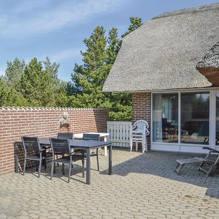 Three-bedroom In Holiday home *