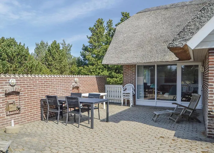 Three-bedroom In Holiday home *
